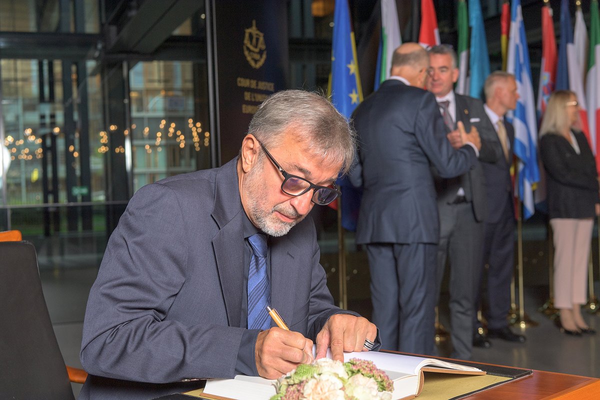 Predsednik Vrhovnega sodišča dr. Miodrag Đorđević se vpisuje v zlato knjigo Sodišča EU.