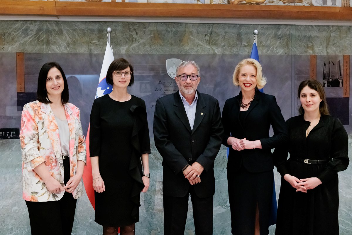 Iz leve proti desni: Nataša Jeromel Fišer, Petra Perko Ivančič, dr. Miodrag Đorđevič, Urška Klakočar Zupančič, Maša Markovič