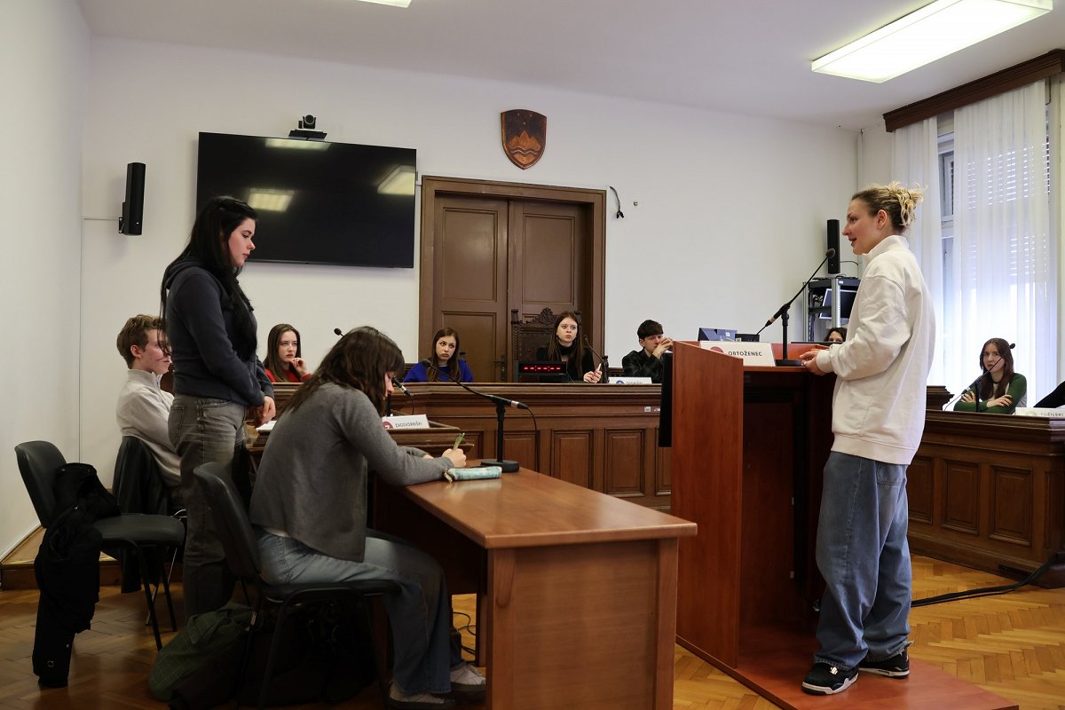 Dijaki v vlogi udeležencev igrane glavne obravnave na Vrhovnem sodišču